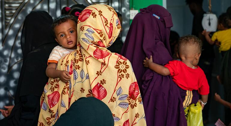 أمهات وأطفال سودانيون في إحدى العيادات لتلقي الدعم